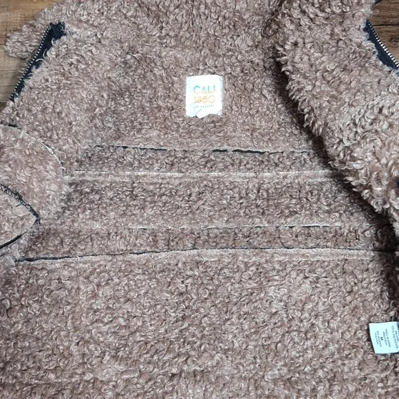 NWT Cali 1850 Urban Outfitters Faux Leather/Sherpa Vest Size Medium - Picture 7 of 9